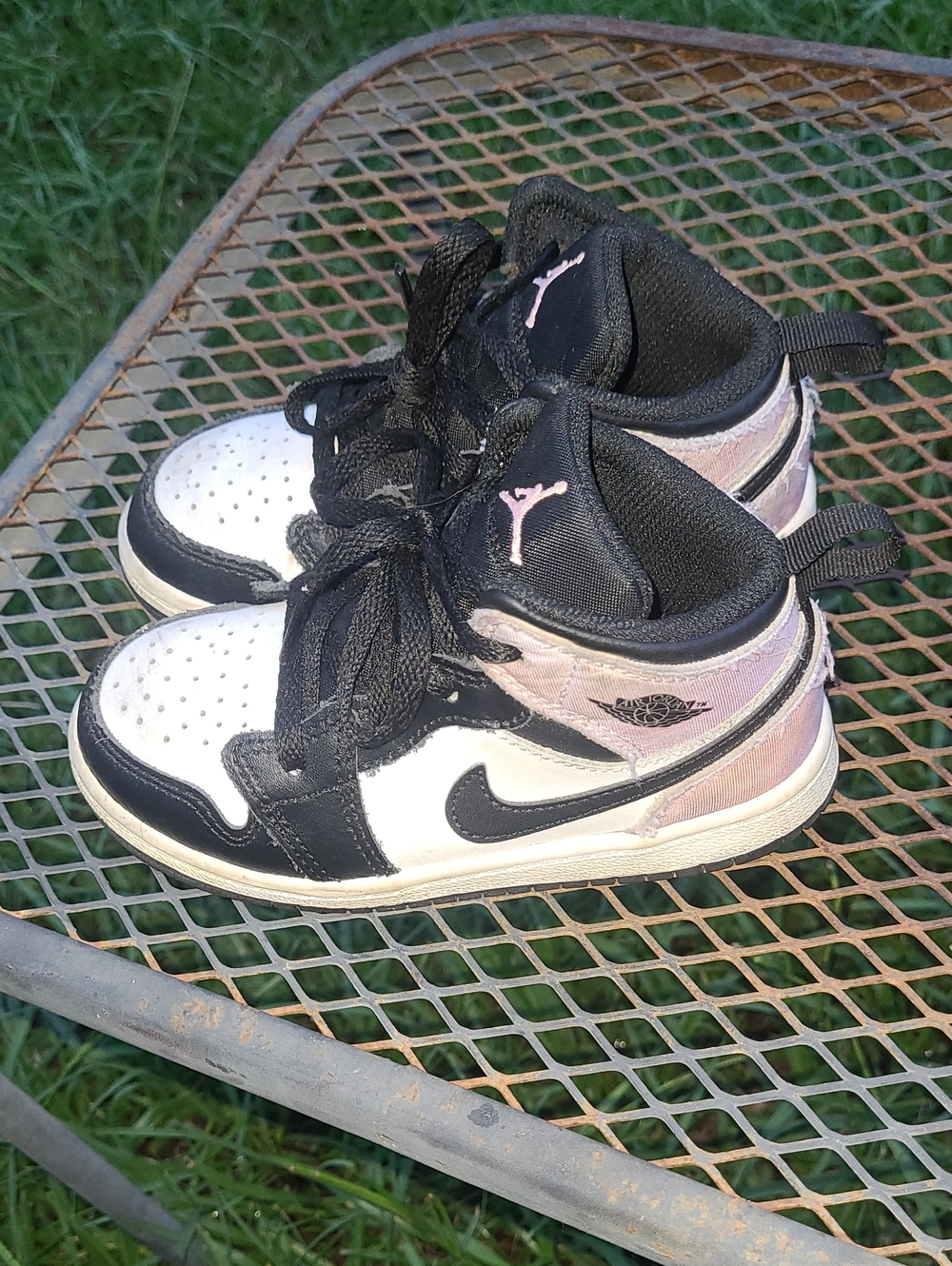 Jordan 1s Kids Mid-Top Sneakers - Black, White & Light Pink Size 9c